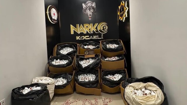 Kocaeli'de otoyolda 338 bin sentetik ecza hapı ele geçirildi