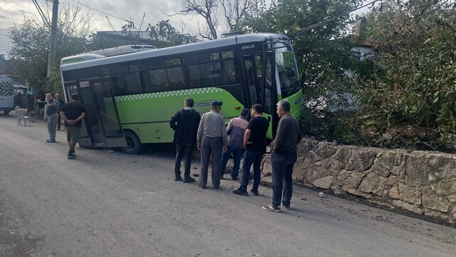 Kocaeli'de özel halk otobüsü duvara çarptı, 10 yaralı