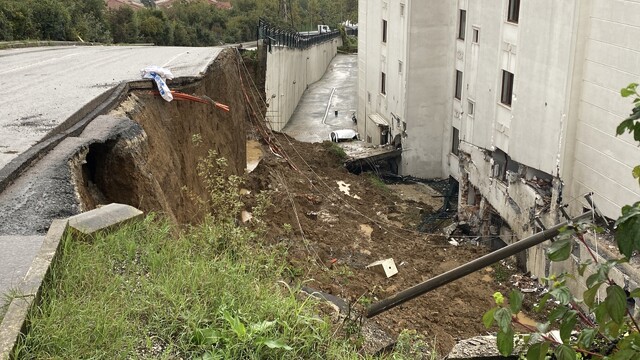 Kocaeli'de sağanak sonrası istinat duvarı çöktü