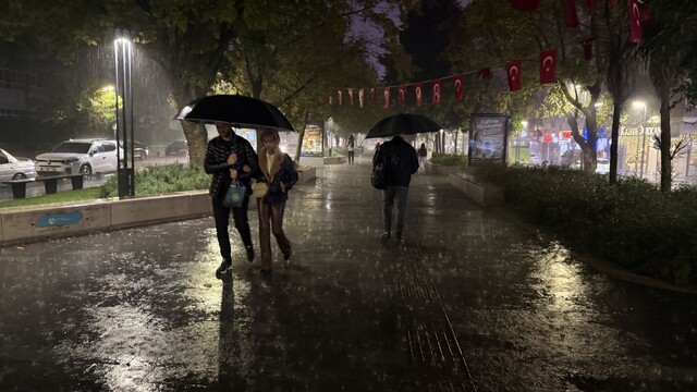 Kocaeli'de sağanak yağış etkisini göstermeye başladı