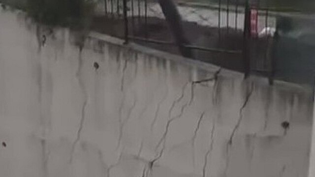 Kocaeli'de sağanak yağış sonrası istinat duvarı çöktü