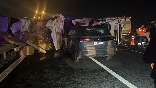 Kocaeli'de TIR, otomobile çarptı: 1 ölü, 2 yaralı