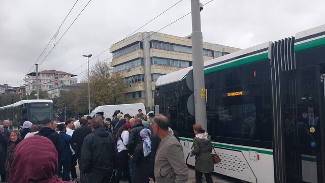 Kocaeli'de tramvayın çarptığı 2 kadından biri ağır yaralandı