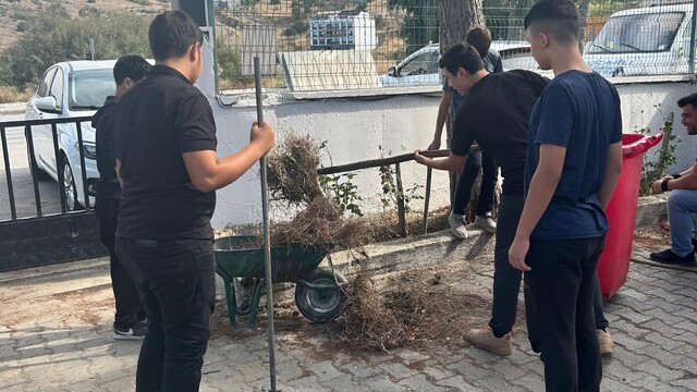 Koçarlı'da öğrenciler çevre temizliği için çalıştı