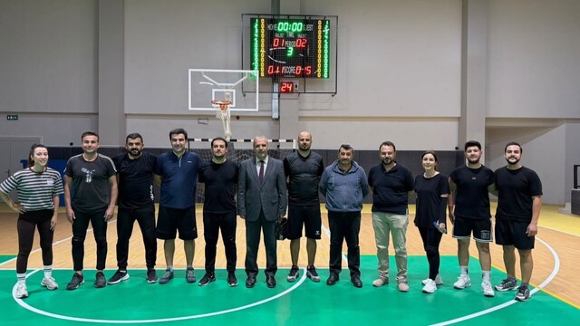 Koçarlı'da voleybol turnuvasında eğitimciler ilerliyor