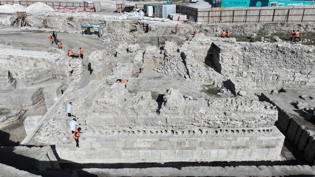Konya'da tarihi Larende kapısı ve sur duvarları ortaya çıkarılıyor