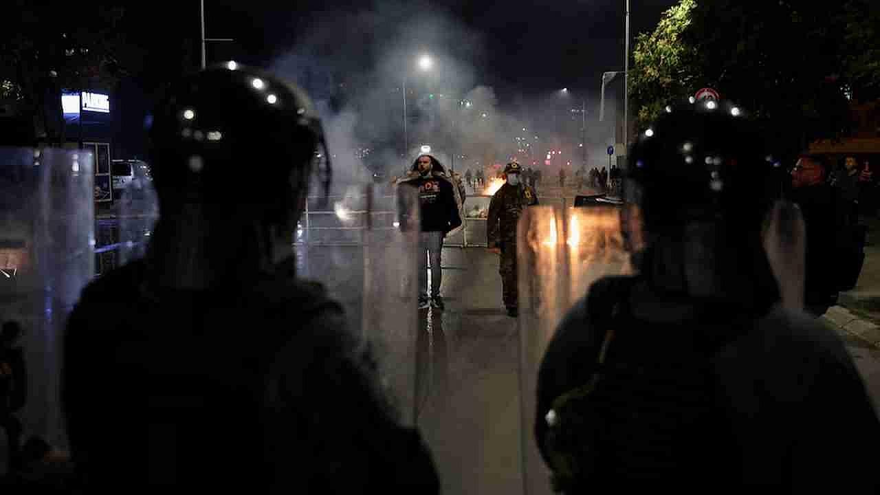 Kosova'da protestolar başladı: Parlamento kuşatıldı