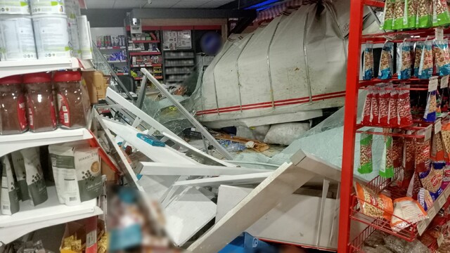Koyulhisar'da kontrolden çıkan kamyonet markete girdi