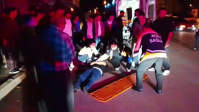 Kozan'da otomobil park halindeki kamyonete çarptı, 2 yaralı