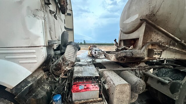 Kozan'da otomobil tırın dorsesinden uçarak alev aldı