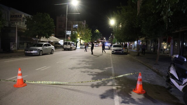 Kozan'da tekel bayisine silahlı saldırı: 2 kişi yaralandı
