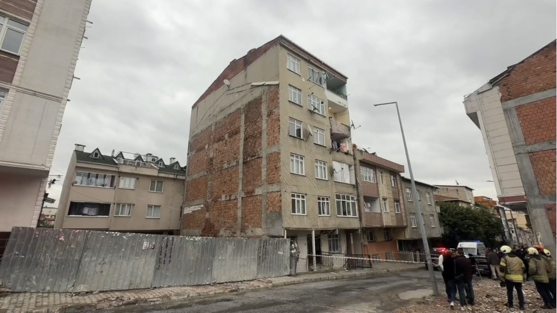 Küçükçekmece'de 14 daireli bina tahliye edildi