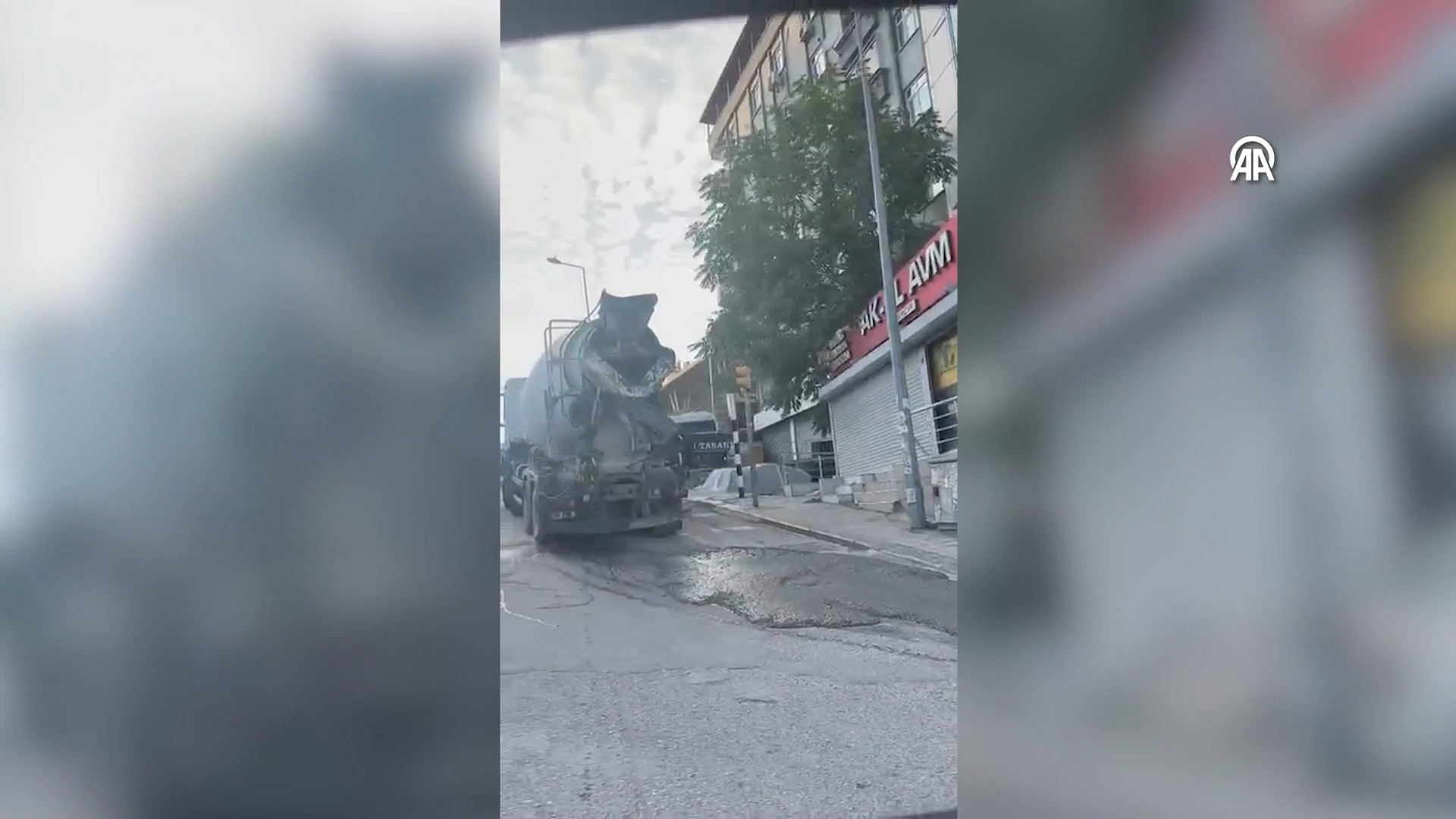 Küçükçekmece'de beton mikseri çevreyi kirletti