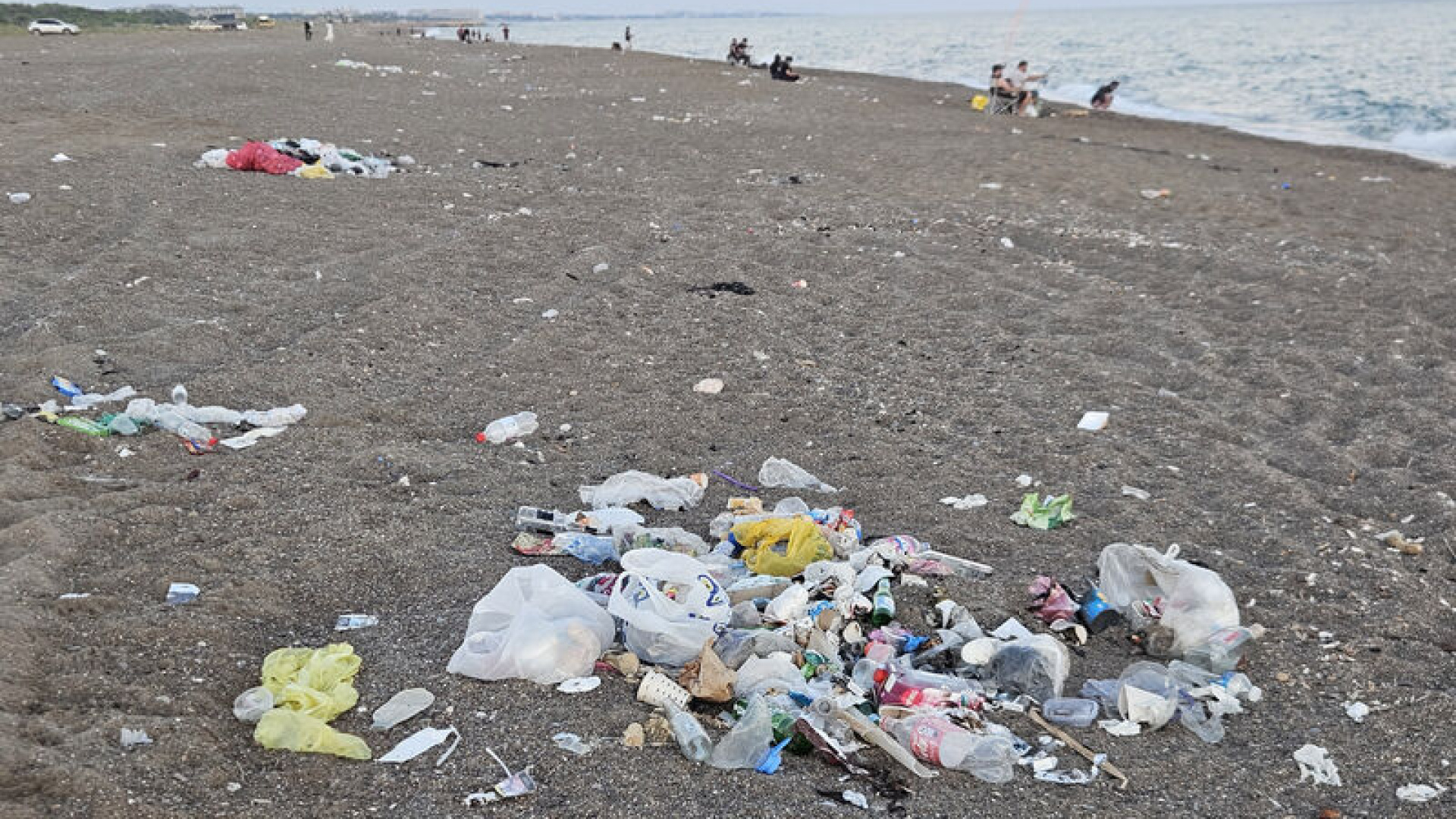 Kumköy sahili yeniden çöplüğe döndü