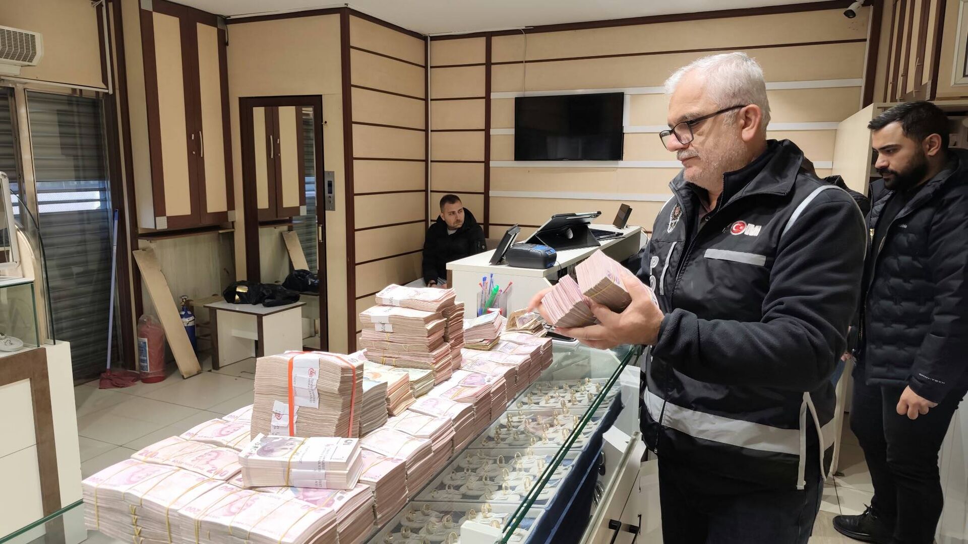 Kuriş soruşturmasında FETÖ izi bulundu, 1 dolarlar ele geçirildi