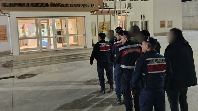 Kuşadası'nda durdurulan minibüsten 20 düzensiz göçmen çıktı