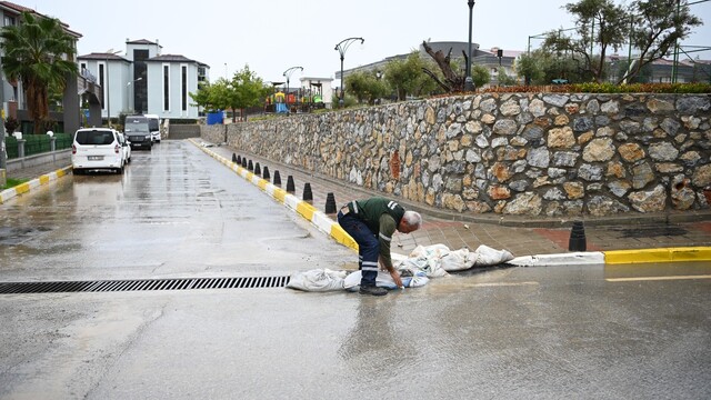 Kuşadası'nda mazgallar yağış sonrası temizlendi