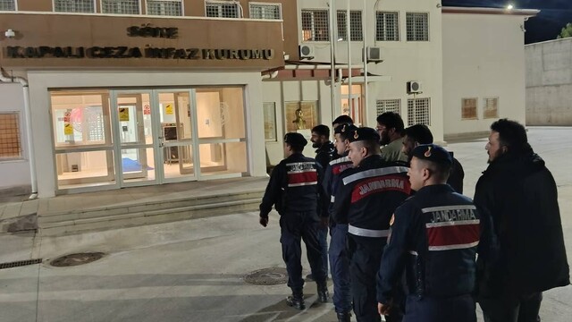 Kuşadası'nda minibüste 20 kaçak göçmen yakalandı
