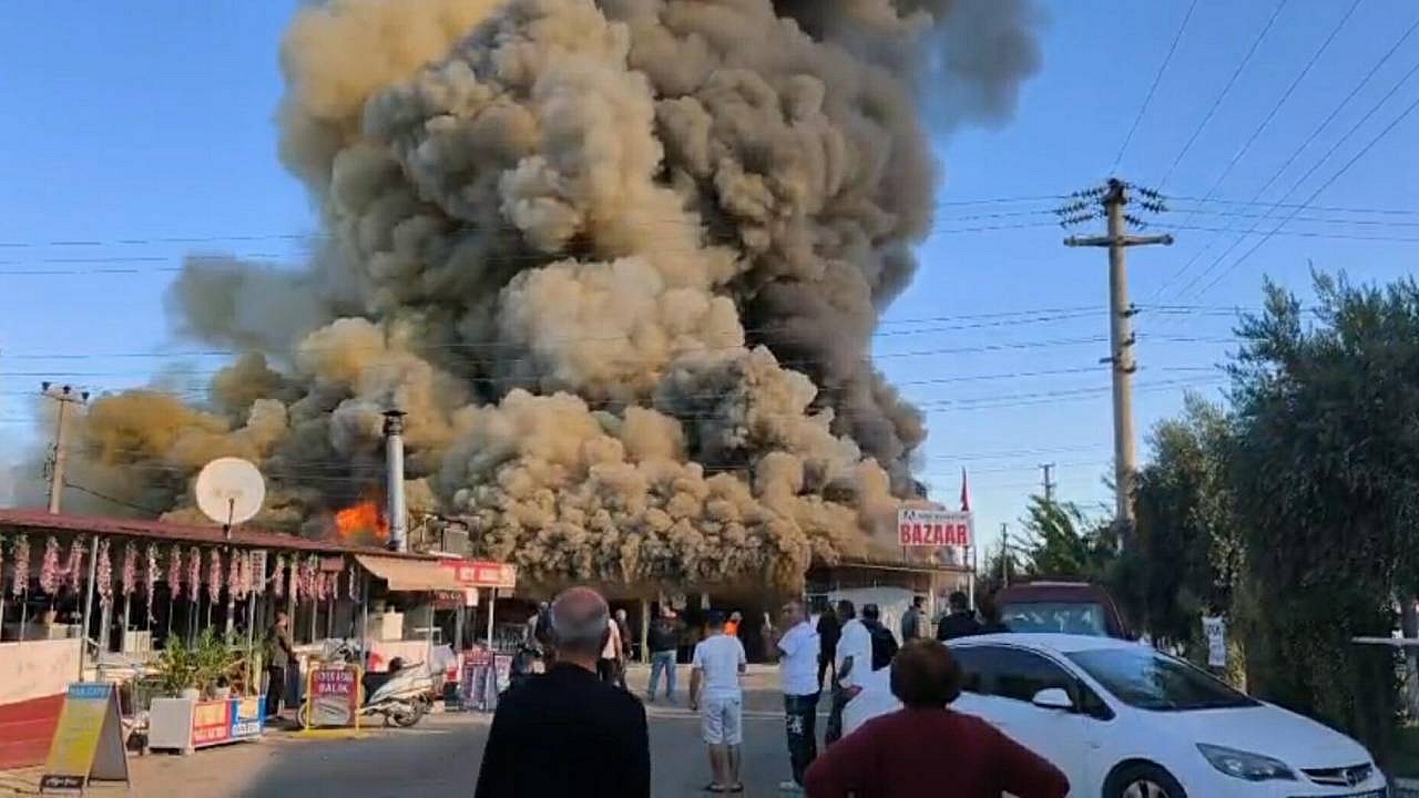 Kuşadası'nda yangın paniği: Alevler pazar yerini sardı