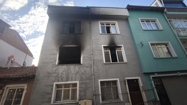 Kütahya'da apartman yangınında bir kişi hayatını kaybetti