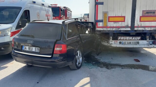 Kütahya'da otomobil tıra çarptı: 1 yaralı