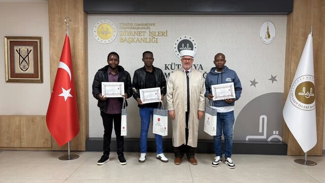 Kütahya'da üç Kenyalı İslamiyet'i kabul etti