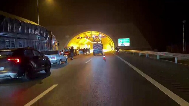 Kuzey Marmara Otoyolu'ndaki tünelde TIR yangını söndürüldü