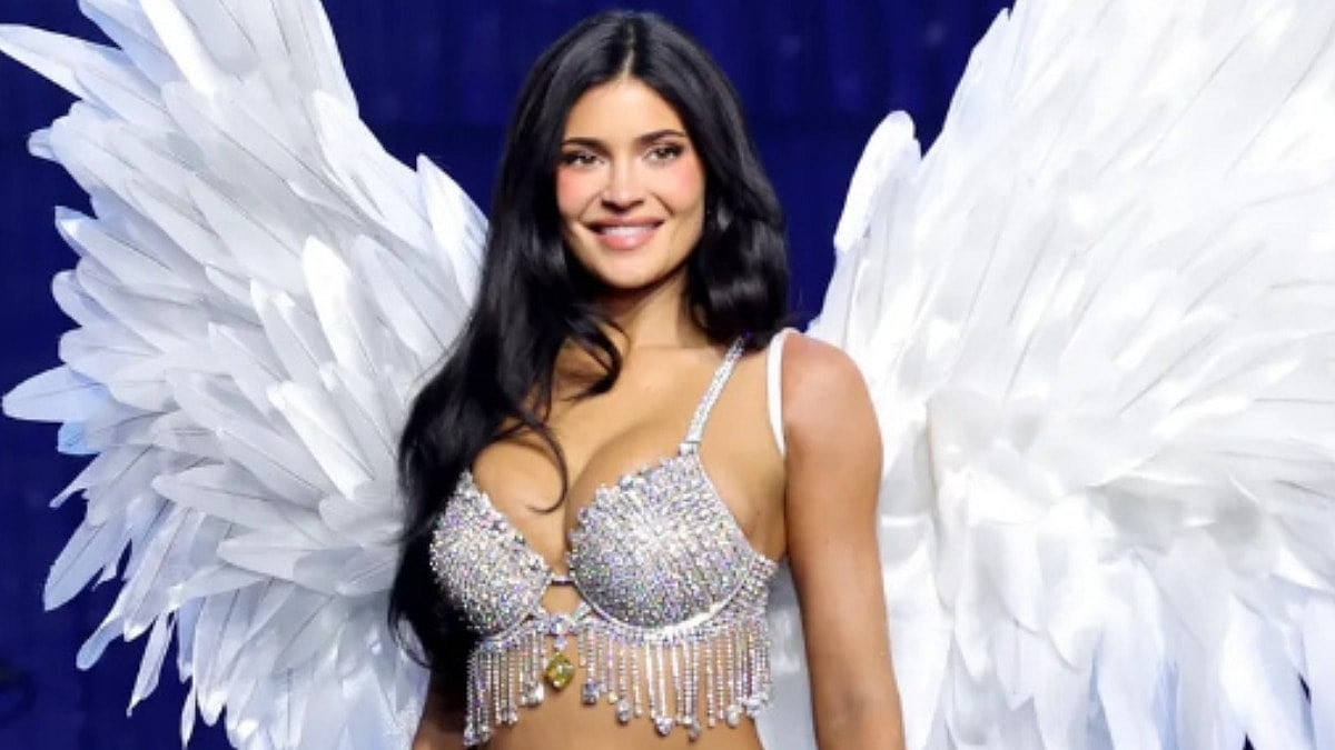 Kylie Jenner, 50 milyon dolarlık sütyenle podyuma çıktı