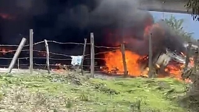 Lastiği patlayan tır, köprüden düşüp alev topuna döndü