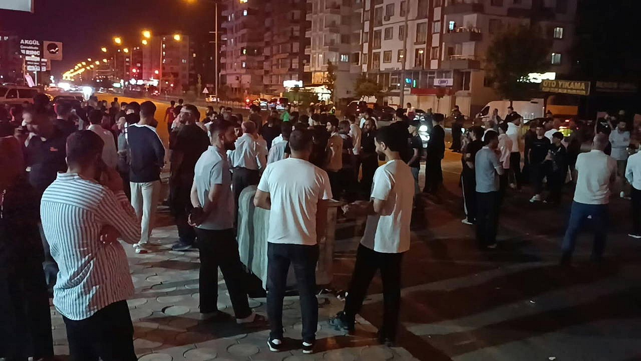 Mahalleli yolu kapattı: 2 kişinin yaralandığı kaza oldu
