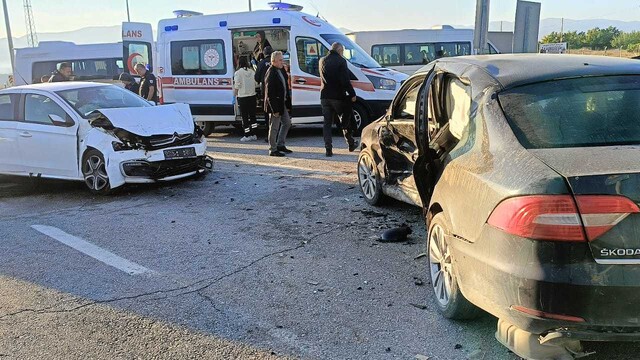 Malatya'da iki otomobil çarpıştı; 1 ağır, 6 yaralı