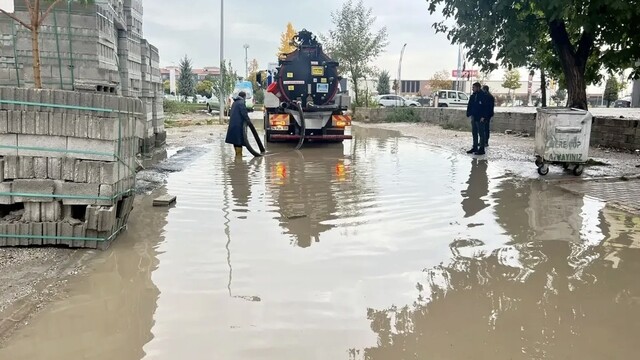 Malatya'da sağanak yağış yolları suyla doldurdu
