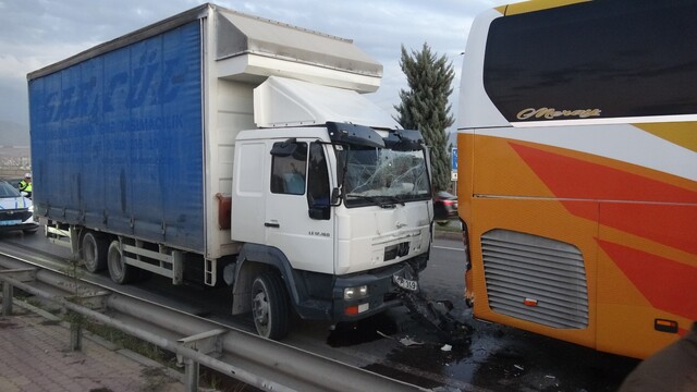 Malatya'da yolcu otobüsü ile kamyon çarpıştı, trafik durdu