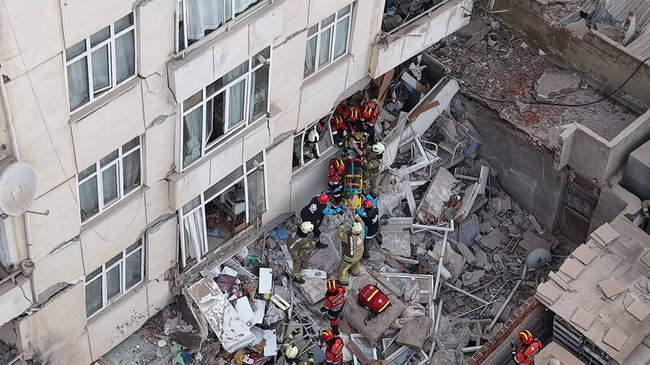 Maltepe'de 7 katlı bina çöktü, 12 kişi mahsur kaldı