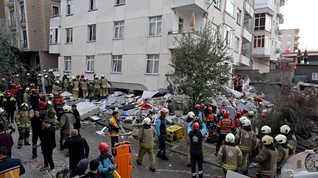Maltepe'de 7 katlı binanın 3 katı çöktü, 10 yaralı var