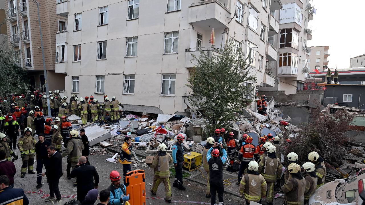 Maltepe'de 7 katlı binanın 3 katı çöktü, kurtarma sürüyor
