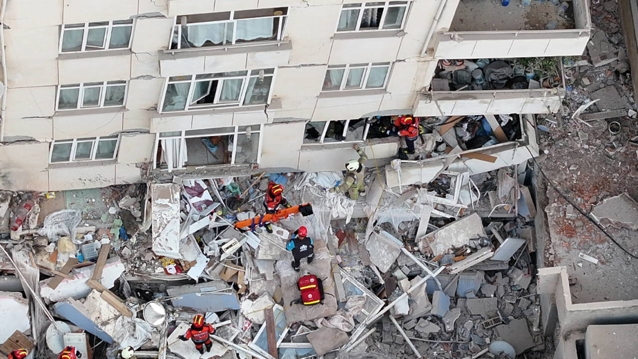 Maltepe'de çöken binada yangın ve arama çalışmaları
