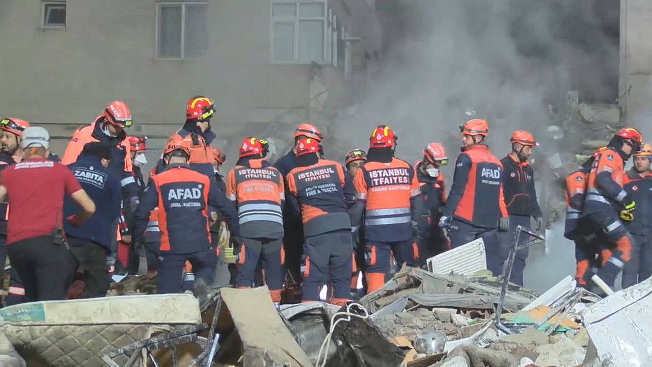 Maltepe'de çöken binadan bir kişi çıkarıldı, 2 aranıyor