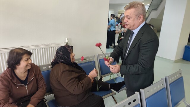 Manisa Celal Bayar Üniversitesi'nde karanfil dağıtıldı