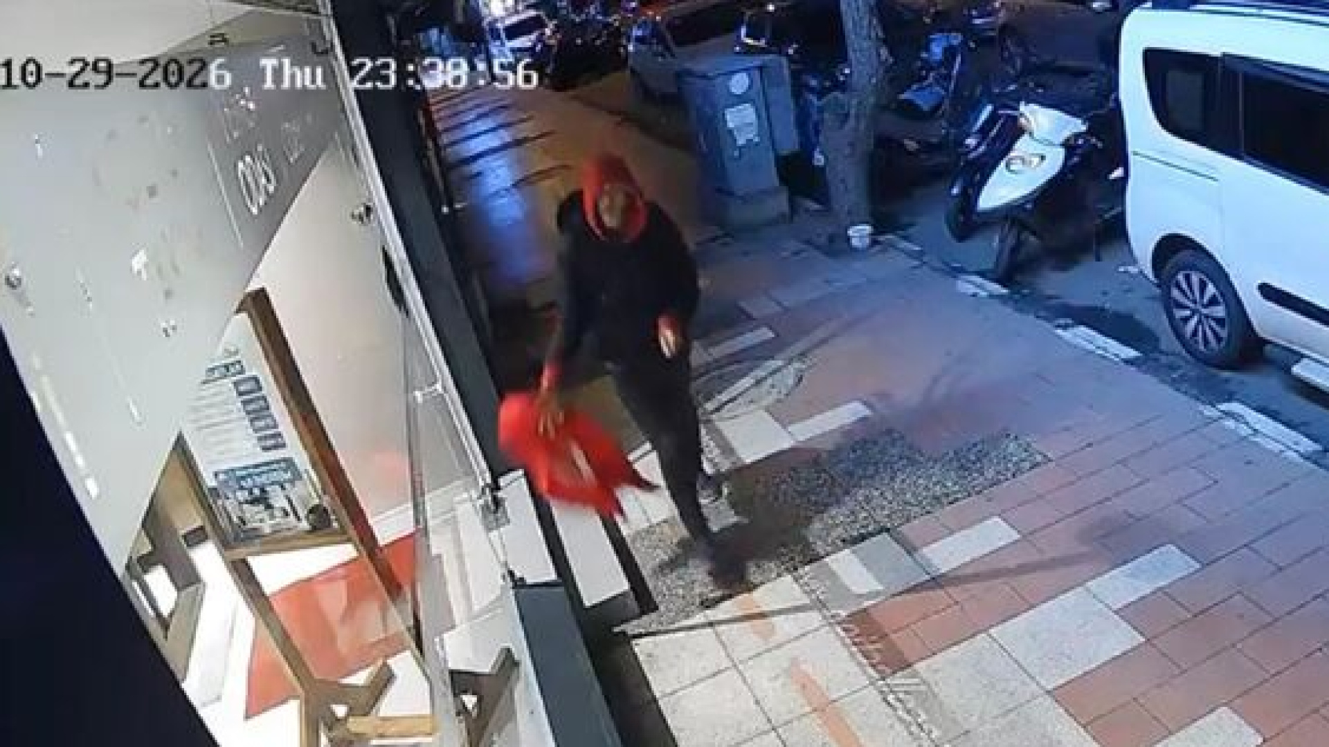Manisa'da bir kişi Türk bayrağını yere attı