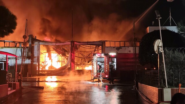 Manisa'da İnci Akü fabrikasında çıkan yangında tahliye