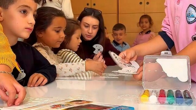 Manisa'da üniversiteli gençlerden minik öğrencilere destek