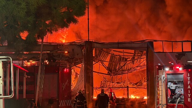 Manisa'daki akü fabrikasında yangın çıktı