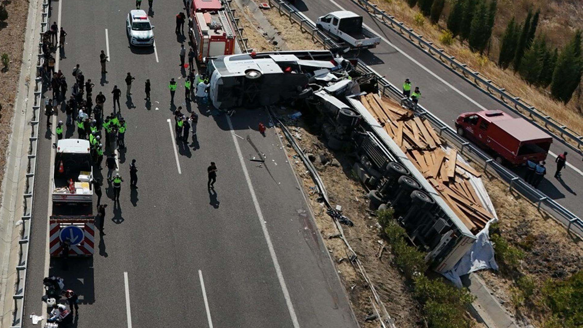 Manisa'daki trafik kazasında 11 ölü, 5 yaralı var