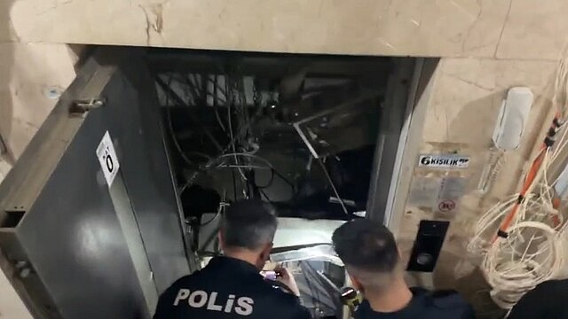 Mardin'de asansör bakımı sırasında halat koptu, 2 yaralı