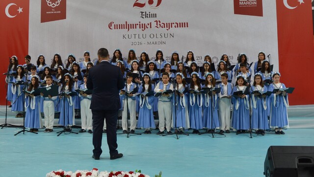 Mardin'de Cumhuriyet coşkusu; çocuk korosu 4 dilde 'Yar Sabiha' söyledi