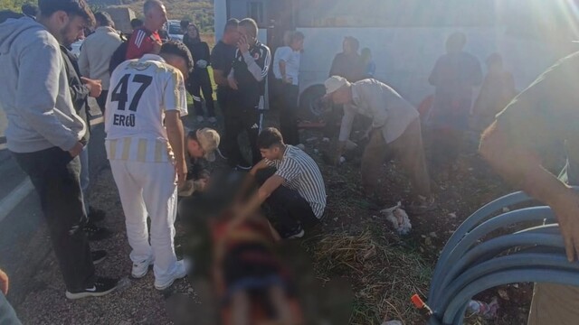 Mardin'de hafif ticari araç ile midibüs çarpıştı: 4 yaralı