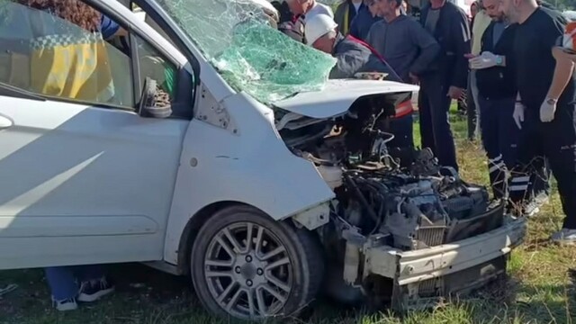 Mardin'de hafif ticari araç ve minibüs çarpıştı: 4 yaralı