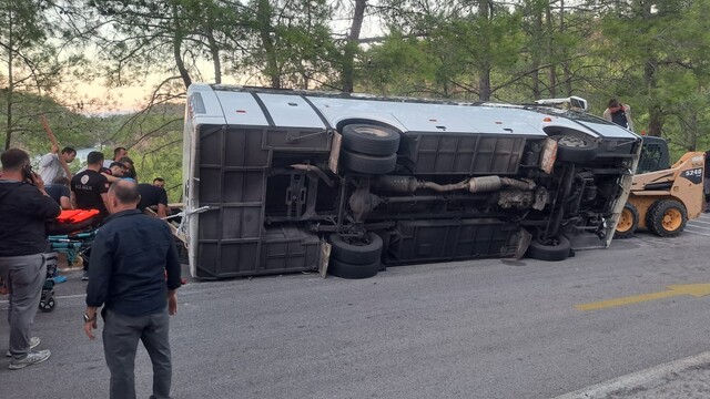 Marmaris'te işçi servisinin devrilmesi sonucu 5 yaralı