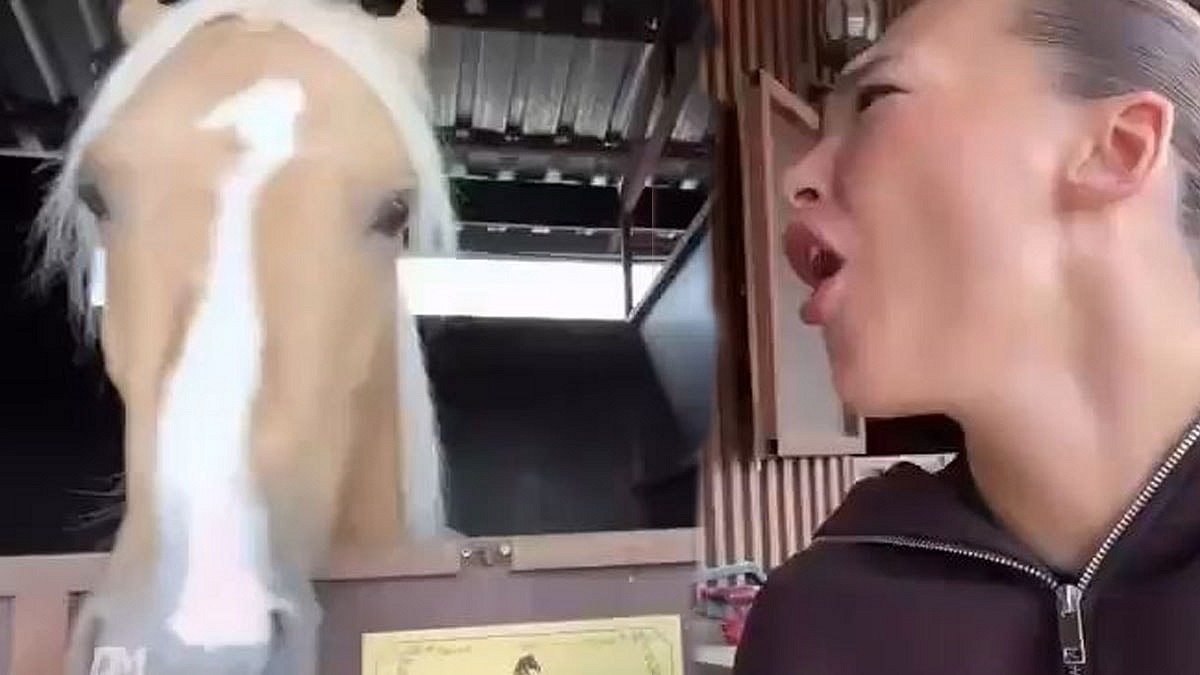 Melisa Döngel at çiftliğinde talihsiz bir olay yaşadı